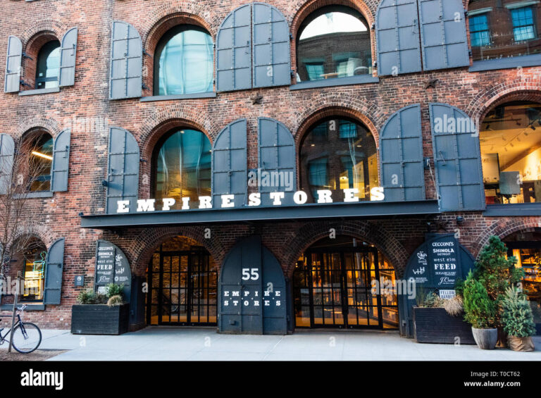 empire stores shopping complex in dumbo brooklyn nyc T0CT62 1 768x565